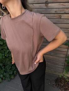 Jeta Ari Camiseta con detalle de costura sólido - Café integral - Ver 3