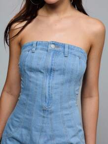 TypaGal 复古水洗牛仔抹胸连衣裙，采用优质轻盈牛仔布，呈现清新淡蓝色调。露肩设计展现优雅的锁骨，前后垂直接缝则拉长身形。简洁纯粹的设计搭配经典的口袋细节，是休闲约会或海滩度假的完美之选。