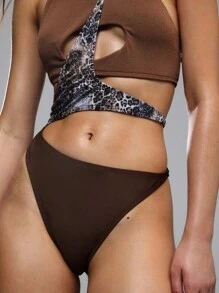 TypaGal 性感棕色镂空连体泳衣，创意不对称设计，颈部挂绳固定，腰部豹纹装饰，胸前精致镂空剪裁展现曼妙曲线，高腰三角裤款式，时尚个性，适合海边度假穿着。 - 彩色 - 查看 3