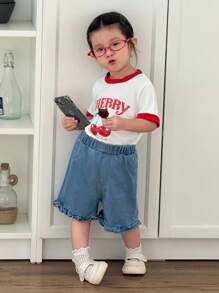 SHEIN 2 Stücke Set für Baby Mädchen mit Rundhals Raglan bedrucktem Kurzarm T-Shirt in Rot & Weiß, Frucht- & Kirschenmuster + A-Linie Shorts aus Denim mit elastischer Taille, Rüschenbesatz und Taschen, lässiges und modisches Sommeroutfit - Verschiedenfarbig - Übersicht 1