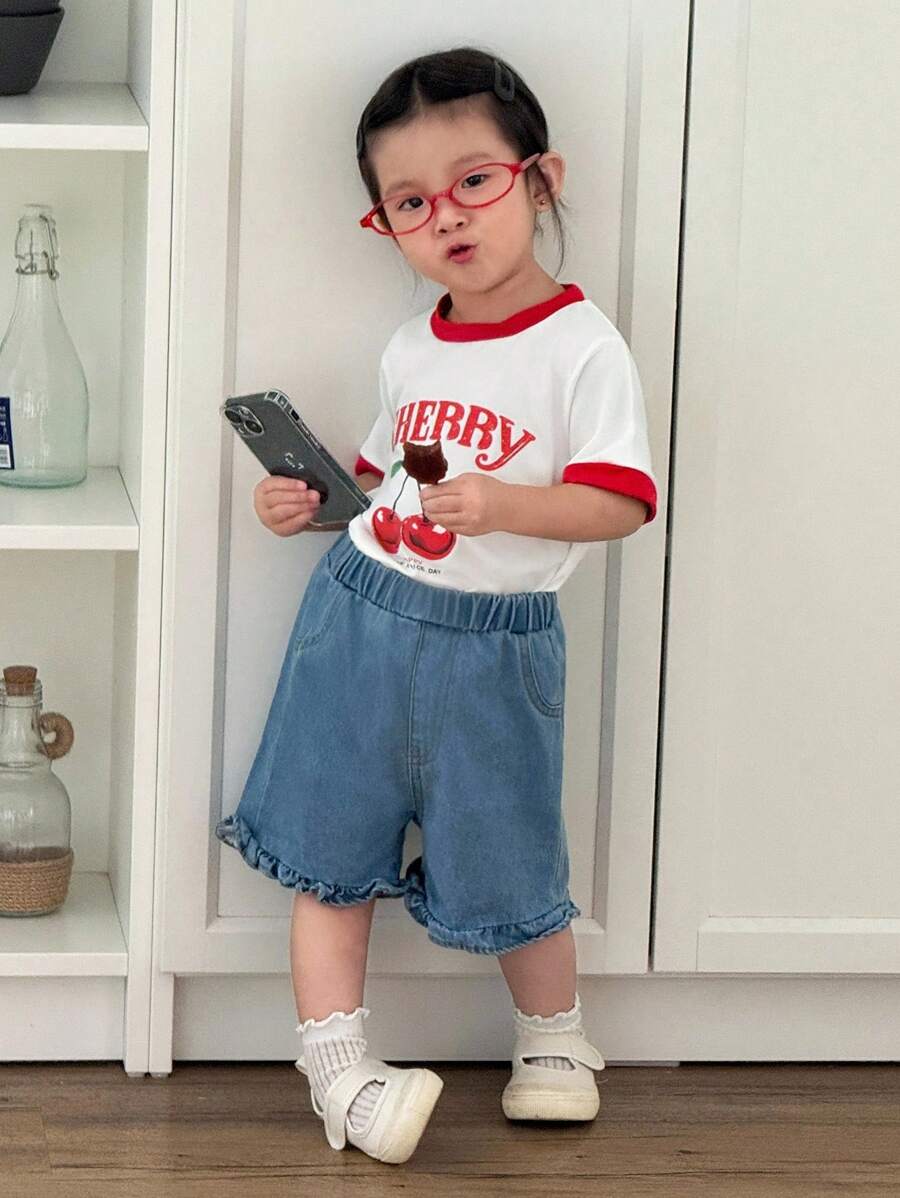 SHEIN 2 Stücke Set für Baby Mädchen mit Rundhals Raglan bedrucktem Kurzarm T-Shirt in Rot & Weiß, Frucht- & Kirschenmuster + A-Linie Shorts aus Denim mit elastischer Taille, Rüschenbesatz und Taschen, lässiges und modisches Sommeroutfit - Verschiedenfarbig - Übersicht 1