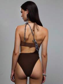 TypaGal 性感棕色镂空连体泳衣，创意不对称设计，颈部挂绳固定，腰部豹纹装饰，胸前精致镂空剪裁展现曼妙曲线，高腰三角裤款式，时尚个性，适合海边度假穿着。 - 彩色 - 查看 2