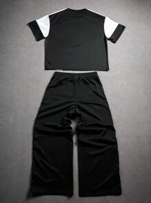 Manfinity Campus Court Męski, swobodny, letni zestaw z krótkim rękawem i kontrastowym nadrukiem liter oraz spodniami ze ściągaczem w pasie, dwuczęściowy zestaw męski w kolorze czarnym, męskie zestawy streetwear, czarno-biały dwuczęściowy zestaw męski - Wielokolorowe - Zobacz 3