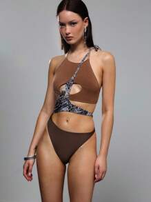 TypaGal 性感棕色镂空连体泳衣，创意不对称设计，颈部挂绳固定，腰部豹纹装饰，胸前精致镂空剪裁展现曼妙曲线，高腰三角裤款式，时尚个性，适合海边度假穿着。 - 彩色 - 查看 1