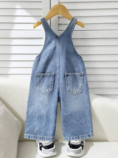 SHEIN Quần yếm Jeans ống rộng rộng rãi cho bé trai mùa thu đông phong cách đường phố giản dị mềm mại dễ thương màu xanh denim chữ vá túi rộng rãi, sản phẩm mới, quần áo trở lại trường cho bé trai, trang phục dạo phố cho bé