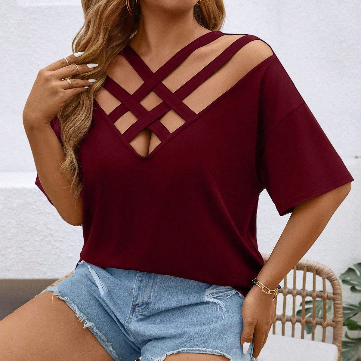 Große Größen Einfarbiges, kurzärmliges, lässiges, lockeres Sommer-T-Shirt mit gekreuzten Trägern, Off-Shoulder - EMERY ROSE - Modalova