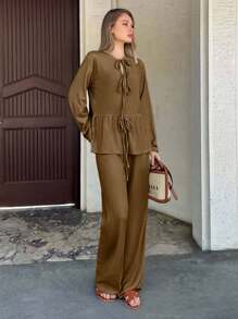 Cloudara 女士两件套服装，配有领带结