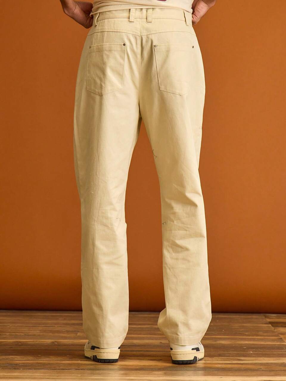 Calça Estilo Carpinteiro de Perna Reta com Fechamento por Botão, Detalhes de Passante de Cinto, Férias de Verão