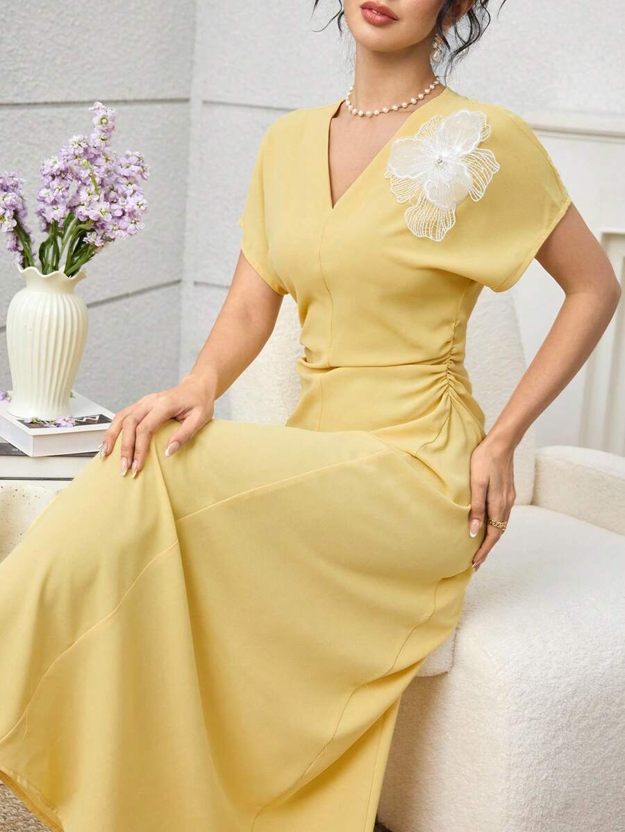 Yasmyna 奶油黃蝙蝠袖抓皺腰夏季洋裝,附3D裝飾 - 黃色 - 查看 1