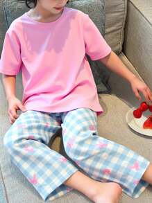 SHEIN 2 piezas Conjunto de pijama para niña, que incluye una blusa de manga corta y cuello redondo en color rosa y un pantalón largo de estilo minimalista en colores azul claro, blanco y gris con un detalle de lazo rosa. El diseño minimalista lo hace fácil de combinar. La tela es elástica, transpirable y de punto, y se puede lavar a máquina para un cuidado fácil y cómodo. (Se venden por separado 3 conjuntos) Moda de vuelta al colegio - Multicolor - Ver 3