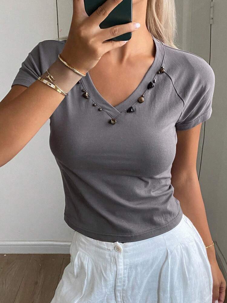Women's Solid Color Fitted Short Sleeve Beaded Decor V-Neck Casual Vacation T-Shirt, Autumn Preppy Tops