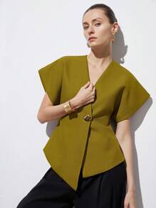 Aveloria Modichic High-End Design Minimalist Elegant Versatile Commute V-Neck Wide Shoulder Silhouette Waist Cinched White Textured Fabric Asymmetric Hem Decorative Button Detail Cap Sleeve Women Jacket