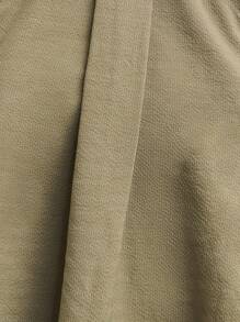 Nöista 这款无袖吊带上衣采用柔和的橄榄绿色，正面垂褶设计搭配木珠领口，营造出轻松飘逸的廓形。是夏季的理想之选。 - 軍綠色 - 查看 3