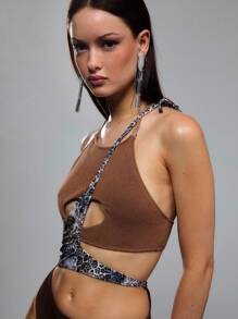 TypaGal 性感棕色镂空连体泳衣，创意不对称设计，颈部挂绳固定，腰部豹纹装饰，胸前精致镂空剪裁展现曼妙曲线，高腰三角裤款式，时尚个性，适合海边度假穿着。 - 彩色 - 查看 4