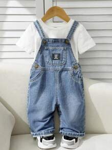 SHEIN Baby Boys Fall And Winter Street Style Distressed Casual Soft Cute Blue Denim Letter Patch Flap Pocket Loose Fit Baggy Jeans Overalls Romper ,New Product,For Kids Fall/Winter Clothes,Boys Back To School Clothes,Baby Streetwear Outfits
