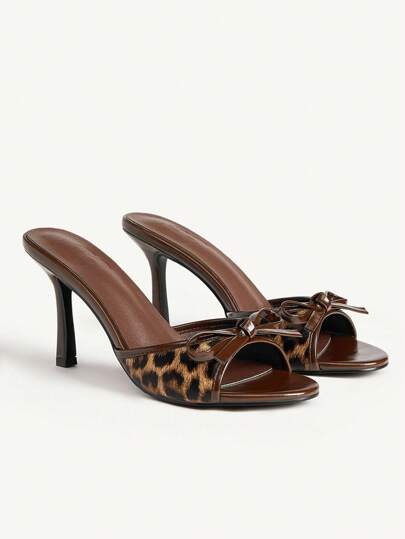SHEIN X Belle Mariano CUCCOO CHICEST Braune Leoparden Muster Schleifen Dekor offene Zehe Slip-On Mules, Vintage Absatz Sandalen, bequem für Sommertragen