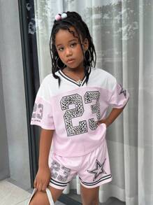 SHIEN Tween 女孩休闲简约浅粉色运动衫套装，赛车图案印花，印花 V 领宽松短袖 T 恤和短裤运动衫狂欢装，夏季运动 2 件套 - 粉色 - 查看 1