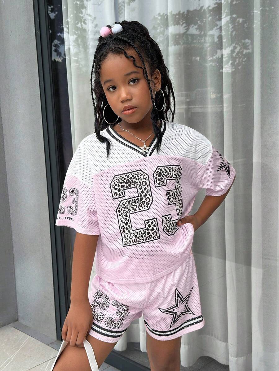 SHIEN Tween 女孩休闲简约浅粉色运动衫套装，赛车图案印花，印花 V 领宽松短袖 T 恤和短裤运动衫狂欢装，夏季运动 2 件套 - 粉色 - 查看 1
