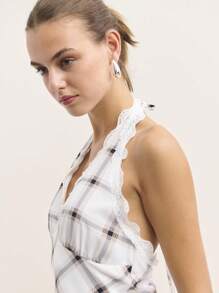 Nöista 这款挂脖迷你连衣裙采用柔软的纹理面料和醒目的网格图案，格外引人注目。深领口和俏皮的设计，完美演绎时尚现代的风格。 - 杏色 - 查看 4