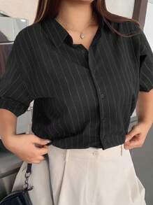 Dazy Plus Camisa negra casual de manga corta holgada con cuello a rayas