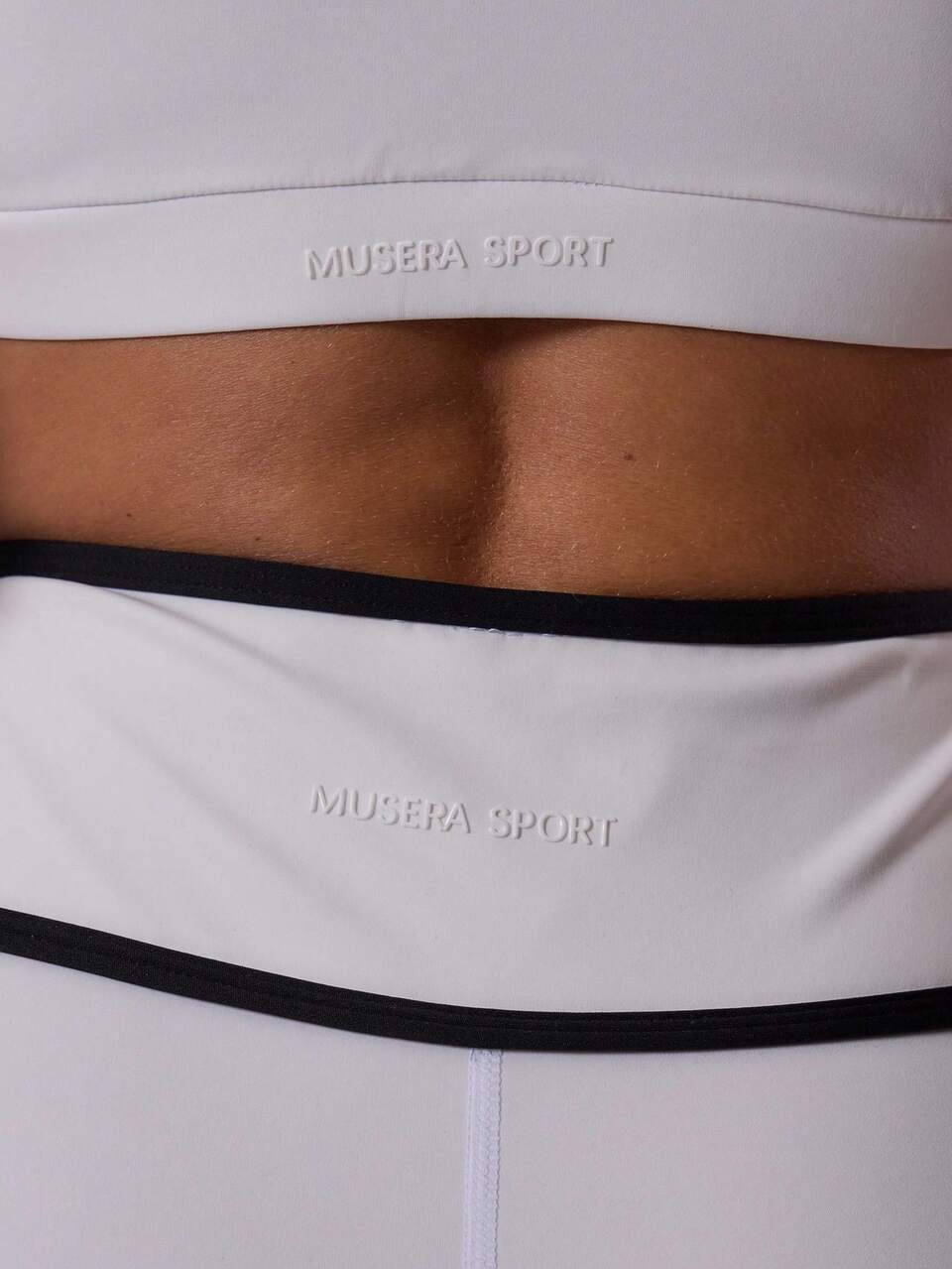 Pantaloncini aderenti sportivi con vita alta e profili a contrasto, ideali per attività fisica, palestra, allenamento estivo, padel, fitness