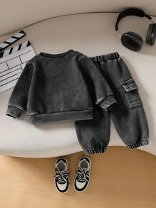 SHEIN Playful Pals 男宝宝春秋季字母印花休闲圆领长袖上衣和配套长裤套装（2件套）。字母图案设计俏皮可爱，宽松版型舒适。适合户外玩耍、室内休闲、运动或派对等场合，让您的孩子成为众人瞩目的焦点。男宝宝运动服、男宝宝街头风、洛杉矶风、男宝宝服装、男宝宝洛杉矶套装、男宝宝街头风、男宝宝运动服、洛杉矶风套装、男宝宝休闲套装、秋冬装 - 黑色 - 查看 2