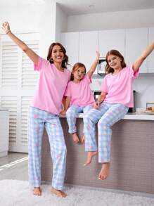 SHEIN 2 piezas Conjunto de pijama para niña, que incluye una blusa de manga corta y cuello redondo en color rosa y un pantalón largo de estilo minimalista en colores azul claro, blanco y gris con un detalle de lazo rosa. El diseño minimalista lo hace fácil de combinar. La tela es elástica, transpirable y de punto, y se puede lavar a máquina para un cuidado fácil y cómodo. (Se venden por separado 3 conjuntos) Moda de vuelta al colegio - Multicolor - Ver 1