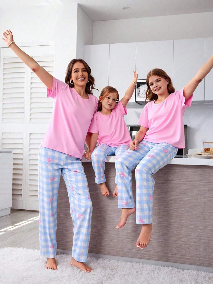 SHEIN 2 piezas Conjunto de pijama para niña, que incluye una blusa de manga corta y cuello redondo en color rosa y un pantalón largo de estilo minimalista en colores azul claro, blanco y gris con un detalle de lazo rosa. El diseño minimalista lo hace fácil de combinar. La tela es elástica, transpirable y de punto, y se puede lavar a máquina para un cuidado fácil y cómodo. (Se venden por separado 3 conjuntos) Moda de vuelta al colegio - Multicolor - Ver 1