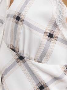 Nöista 这款挂脖迷你连衣裙采用柔软的纹理面料和醒目的网格图案，格外引人注目。深领口和俏皮的设计，完美演绎时尚现代的风格。 - 杏色 - 查看 6