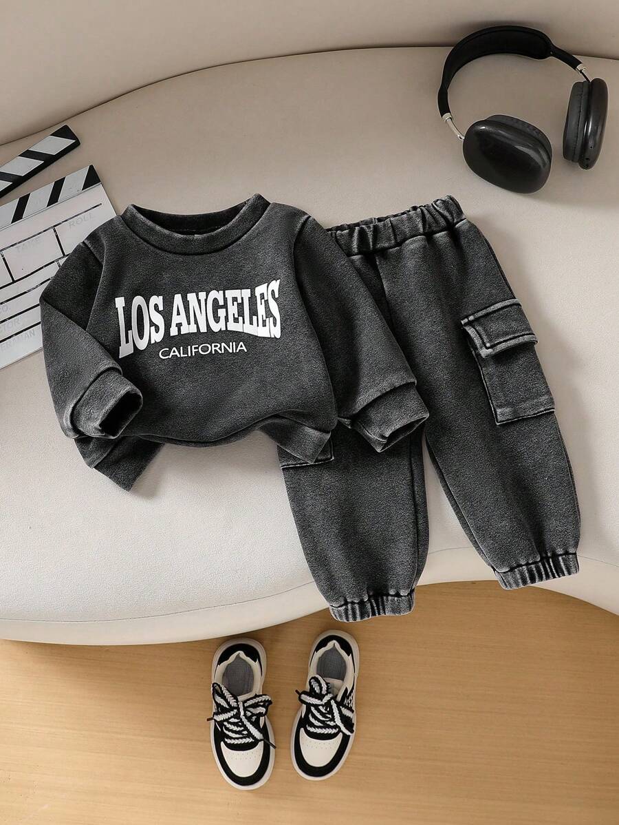 SHEIN Playful Pals 男宝宝春秋季字母印花休闲圆领长袖上衣和配套长裤套装（2件套）。字母图案设计俏皮可爱，宽松版型舒适。适合户外玩耍、室内休闲、运动或派对等场合，让您的孩子成为众人瞩目的焦点。男宝宝运动服、男宝宝街头风、洛杉矶风、男宝宝服装、男宝宝洛杉矶套装、男宝宝街头风、男宝宝运动服、洛杉矶风套装、男宝宝休闲套装、秋冬装 - 黑色 - 查看 1