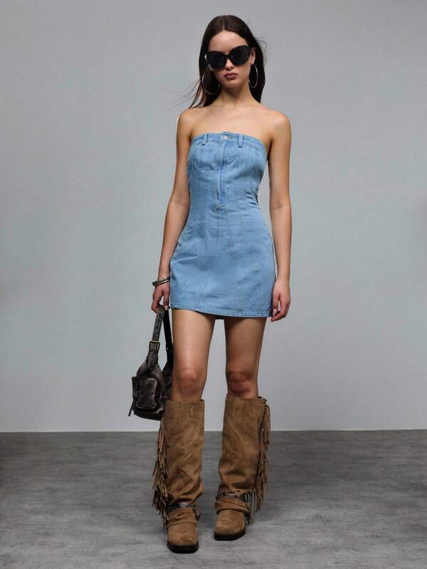 TypaGal Rochie vintage tubulară din denim spălat, confecționată din denim ușor, de calitate premium, într-o nuanță proaspătă de albastru deschis. Designul fără bretele scoate în evidență clavicula elegantă, în timp ce cusăturile verticale din față și spate alungesc silueta. Designul pur și simplu, cu detalii clasice de buzunare, este perfect pentru o întâlnire casual sau o vacanță la plajă.