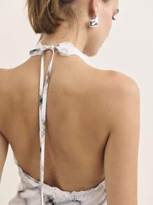 Nöista 这款挂脖迷你连衣裙采用柔软的纹理面料和醒目的网格图案，格外引人注目。深领口和俏皮的设计，完美演绎时尚现代的风格。 - 杏色 - 查看 11