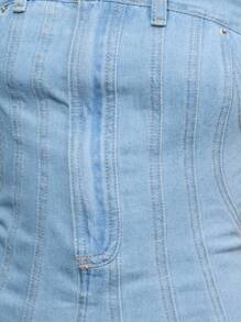 TypaGal 复古水洗牛仔抹胸连衣裙，采用优质轻盈牛仔布，呈现清新淡蓝色调。露肩设计展现优雅的锁骨，前后垂直接缝则拉长身形。简洁纯粹的设计搭配经典的口袋细节，是休闲约会或海滩度假的完美之选。