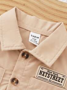 SHEIN Playful Pals 男婴休闲实用口袋翻领连体衣，舒适时尚，适合春夏季外出、旅行、生日派对照片