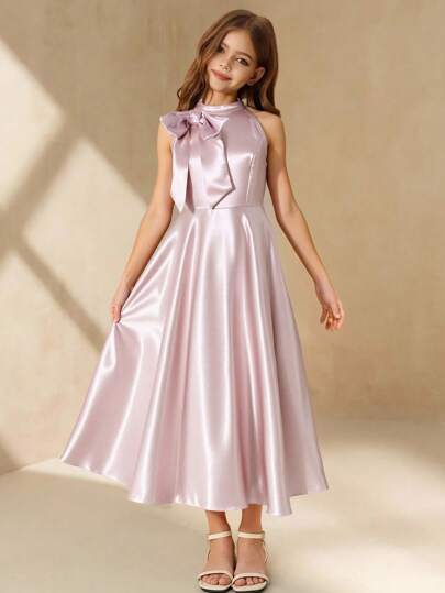 女童优雅时尚简约不对称无袖高腰长款纯色光泽缎面材质精致蝴蝶结装饰粉色连衣裙，适合女孩派对舞会礼服