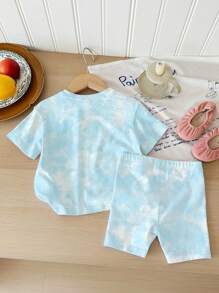 SHEIN 可爱卡通蓝兔和史迪奇图案，清新天蓝色扎染，女婴休闲简约圆领宽松短袖T恤和修身骑行短裤套装，适合春夏凉爽天气穿着，史迪奇主题女童服装，莉萝和史迪奇女童服装，女婴沙滩装，夏季母女两件套女婴夏季套装 - 彩色 - 查看 2