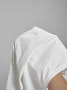 SHEIN MOD 大码女款黑白条纹纹理不对称肩部针织上衣，黑白条纹图案，收腰，褶皱侧袖，休闲时尚，夏季 T 恤