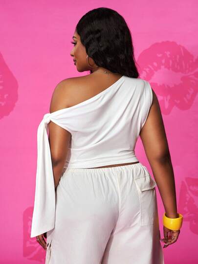 Slaydiva Betty Boop x SHEIN Top corto entallado de mujer de talla grande con hombro asimétrico y gráfico con letras para la calle