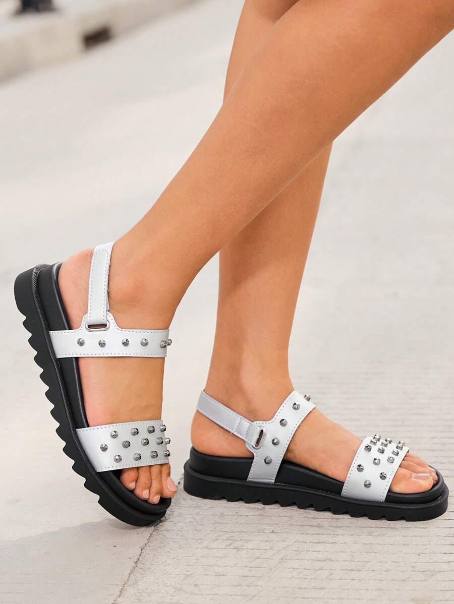 HighSole Sandalias planas de moda versátiles de verano con decoración de remaches de unicolor - Plateado - Ver 1