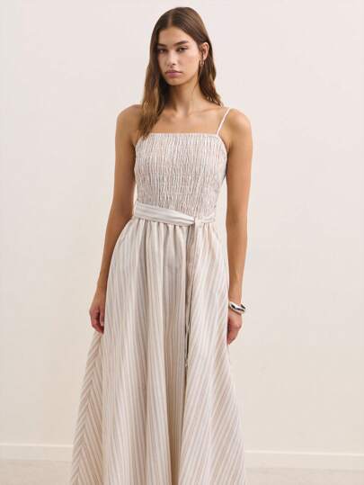 Nöista 这款米色褶皱长裙，配有宽肩带和同色腰带，轻盈飘逸，尽显浪漫气质。优雅复古的风格，是夏季和秋季女装的完美之选，也是七月四日独立日庆典或返校季的理想之选。