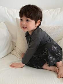 DAZY 男婴休闲全身印花短袖上衣和全印花裤家居服套装 - 深灰色 - 查看 5