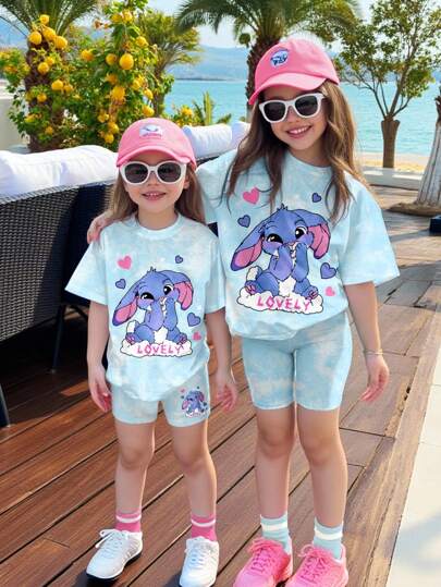 SHEIN Söt tecknad blå kanin & stygnmönster, fräsch himmelsblå tie dye, babyflicka casual enkel rund hals lös kortärmad t-shirt & smala cykelshorts set, lämplig för vår & sommar chill stitch kläder för flickor Lilo and Stitch flickkläder babyflicka strandkläder sommar dotter och mamma 2 delar babyflicka sommaroutfits