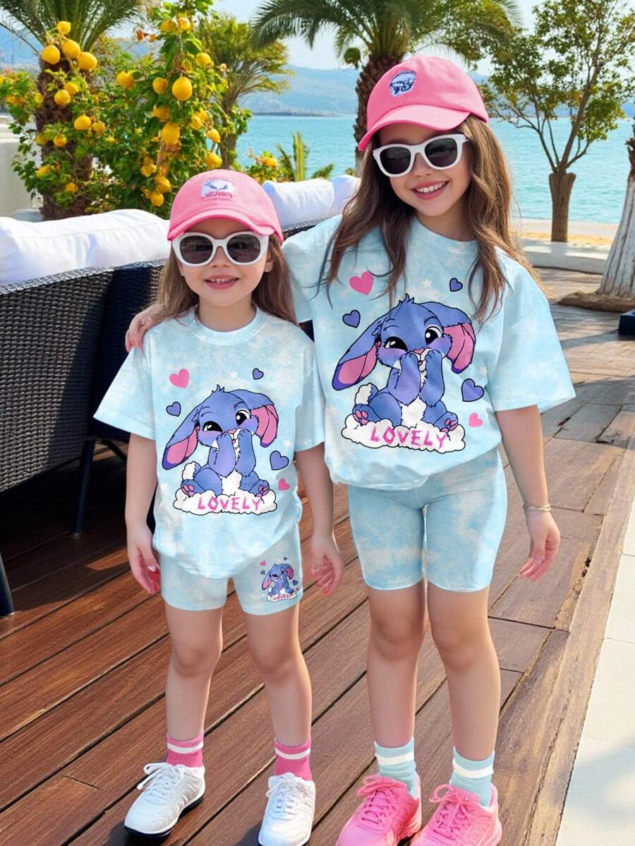 SHEIN 可爱卡通蓝兔和史迪奇图案，清新天蓝色扎染，女婴休闲简约圆领宽松短袖T恤和修身骑行短裤套装，适合春夏凉爽天气穿着，史迪奇主题女童服装，莉萝和史迪奇女童服装，女婴沙滩装，夏季母女两件套女婴夏季套装 - 彩色 - 查看 1