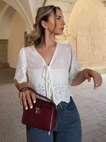 Jeta Ari 夏季白色荷叶边袖刺绣面料系带短上衣，女士夏季衬衫，前系带，系带衬衫，短袖衬衫，可爱夏季衬衫