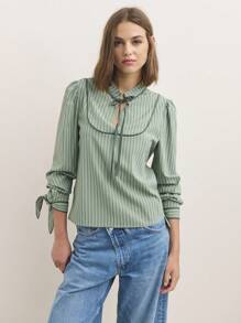 Nöista Áo sơ mi màu xanh bạc hà , được thiết kế với tay áo cách điệu và cổ áo thắt nơ. Một lựa chọn hoàn hảo cho mùa thu, phong cách đi học hoặc công sở. Chuyên nghiệp nhưng vẫn trẻ trung - nâng tầm phong cách công sở hoặc thường ngày của bạn mùa thu này. - màu xanh lá - Xem 9