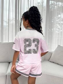 SHIEN Tween 女孩休闲简约浅粉色运动衫套装，赛车图案印花，印花 V 领宽松短袖 T 恤和短裤运动衫狂欢装，夏季运动 2 件套 - 粉色 - 查看 2