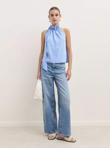 Nöista Fai una dichiarazione con questa blusa blu, realizzata con un collo arricciato e un fiocco drammatico su una spalla. Perfetta per i vestiti da donna autunnali, il casual business o i vestiti da scuola. Il suo design elegante e unico si adatta perfettamente dall'abbigliamento da ufficio per le donne agli eventi speciali autunnali o agli outfit per uscire.