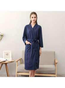 SHEIN 1 chiếc áo choàng tắm cùng kiểu dáng dành cho nam và nữ, áo choàng tắm dài đơn giản, áo choàng dài màu trơn dùng ở nhà, có thắt lưng - Đồ ngủ bằng polyester cổ chữ V thường ngày cho mọi mùa, đồ dùng phòng tắm, váy xông hơi spa sauna kilt - Màu xanh hải quân - Xem 5