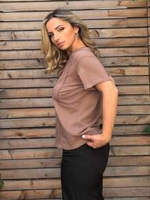 Jeta Ari Camiseta con detalle de costura sólido - Café integral - Ver 5