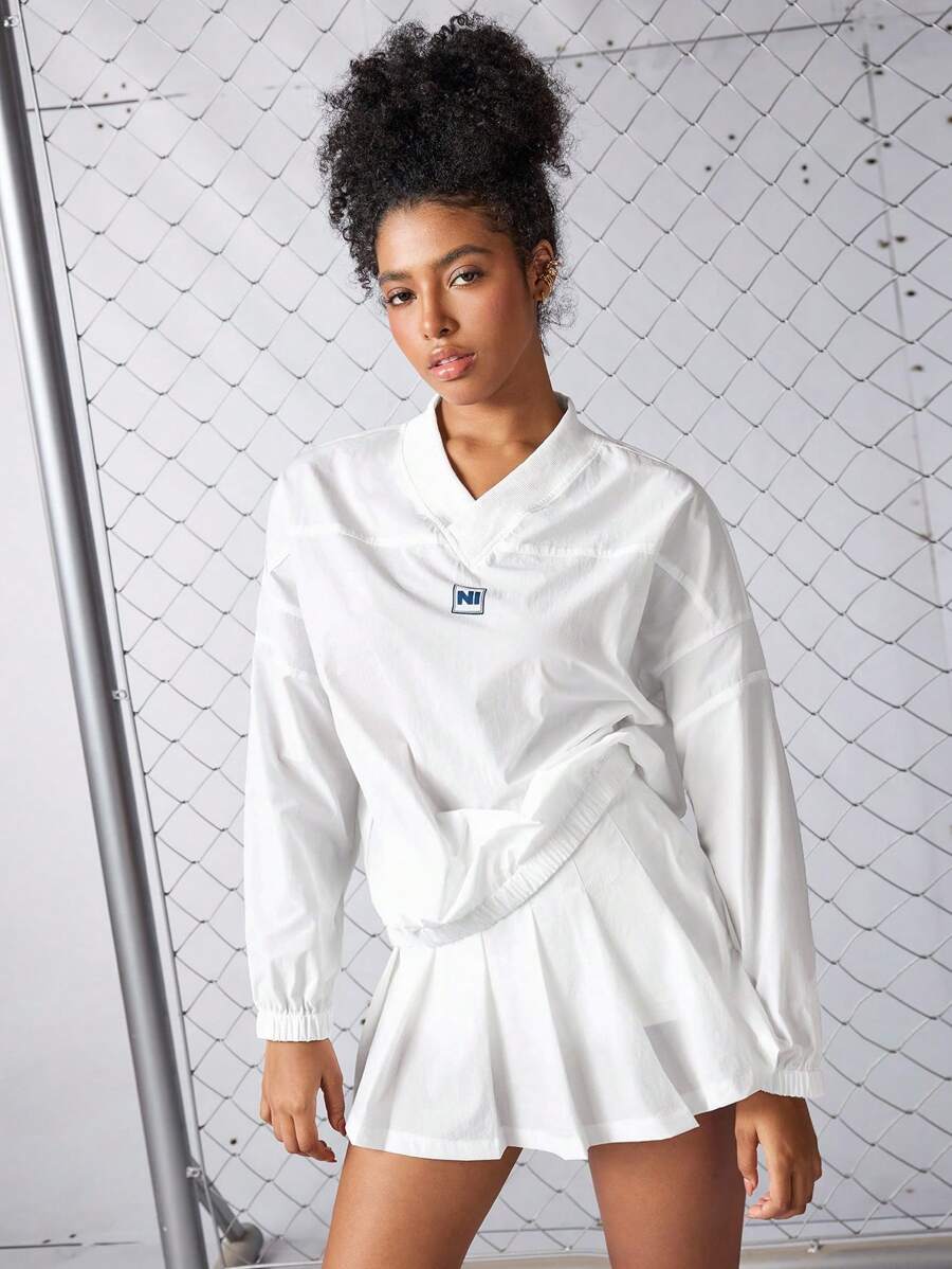 SHEIN Sports بدلة رياضية نسائية كاجوال مكونة من بلوزة فضفاضة بكتف منسدل وطبعة حروف وتنورة قصيرة مطوية، ملابس العودة إلى المدرسة، التخرج، العودة إلى المدرسة، طقم ملابس رياضية نسائية أنيقة لليوجا والرياضات النسائية، طقم ملابس رياضية كاجوال للأنشطة الخارجية، طقم تمرين نسائي، طقم تنورة بيضاء وسويت شيرت، ملابس الشارع، أسلوب الموضة، Y2K، ريترو - أبيض - مشاهدة 1